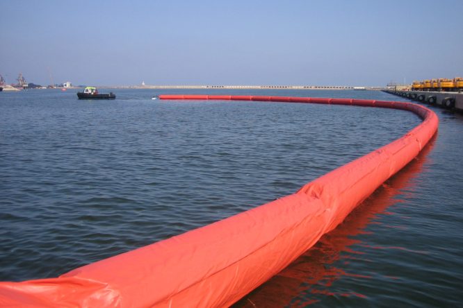 Barrera de contención de hidrocarburos inflable