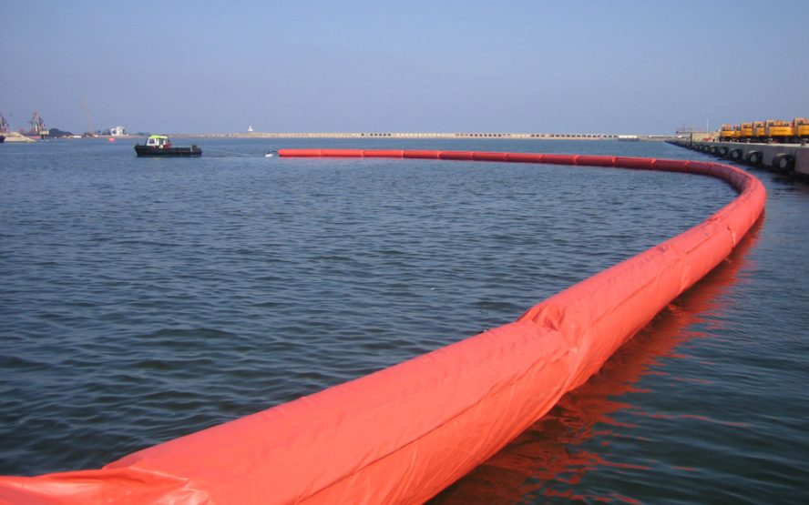 Barrera de contención de hidrocarburos inflable